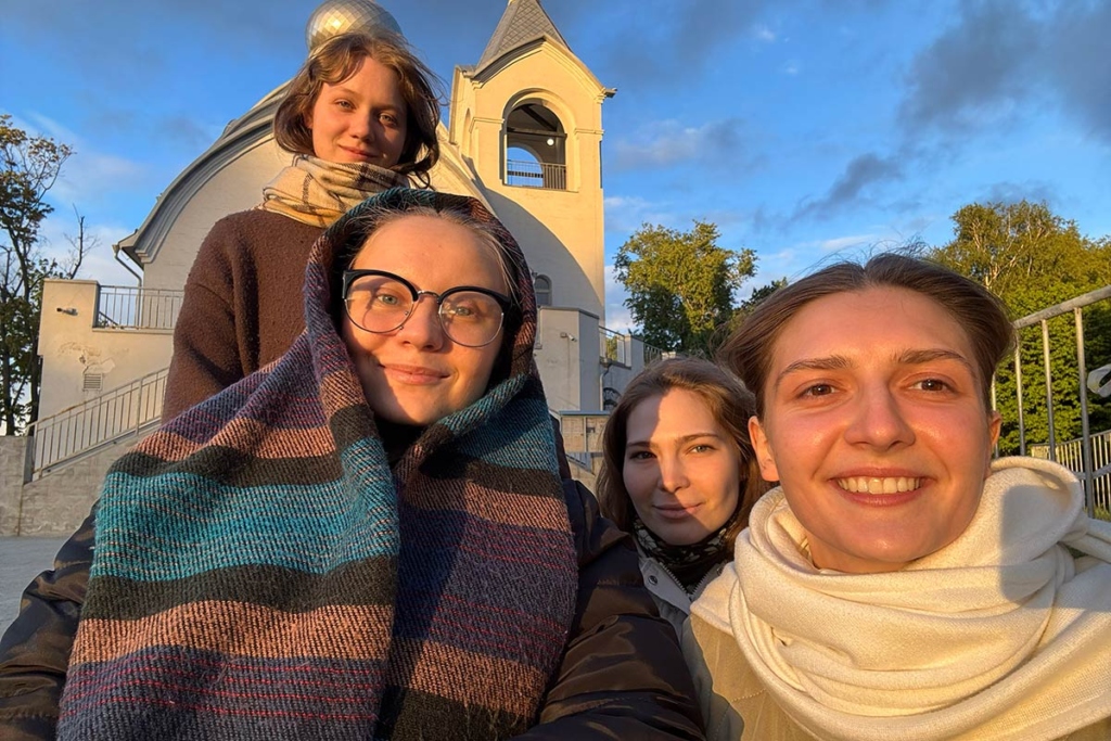 Лиза с подругами