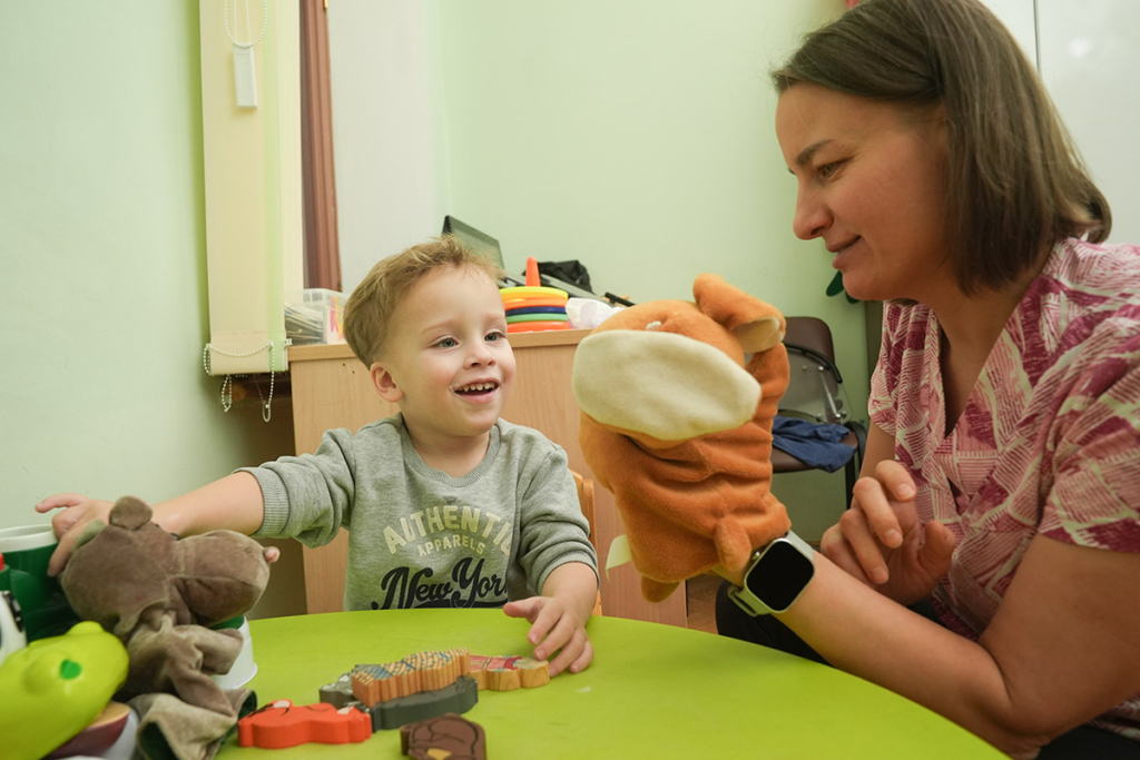 Мальчик в центре ММО