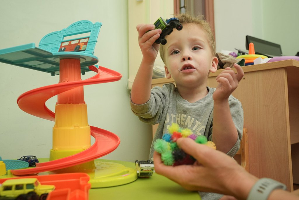 Мальчик с игрушкой