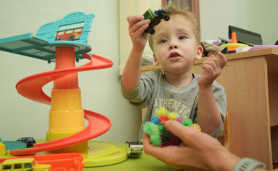 Мальчик с игрушкой