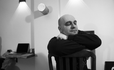 Черно-белый портрет молодого мужчины