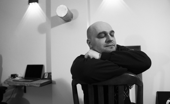 Черно-белый портрет молодого мужчины