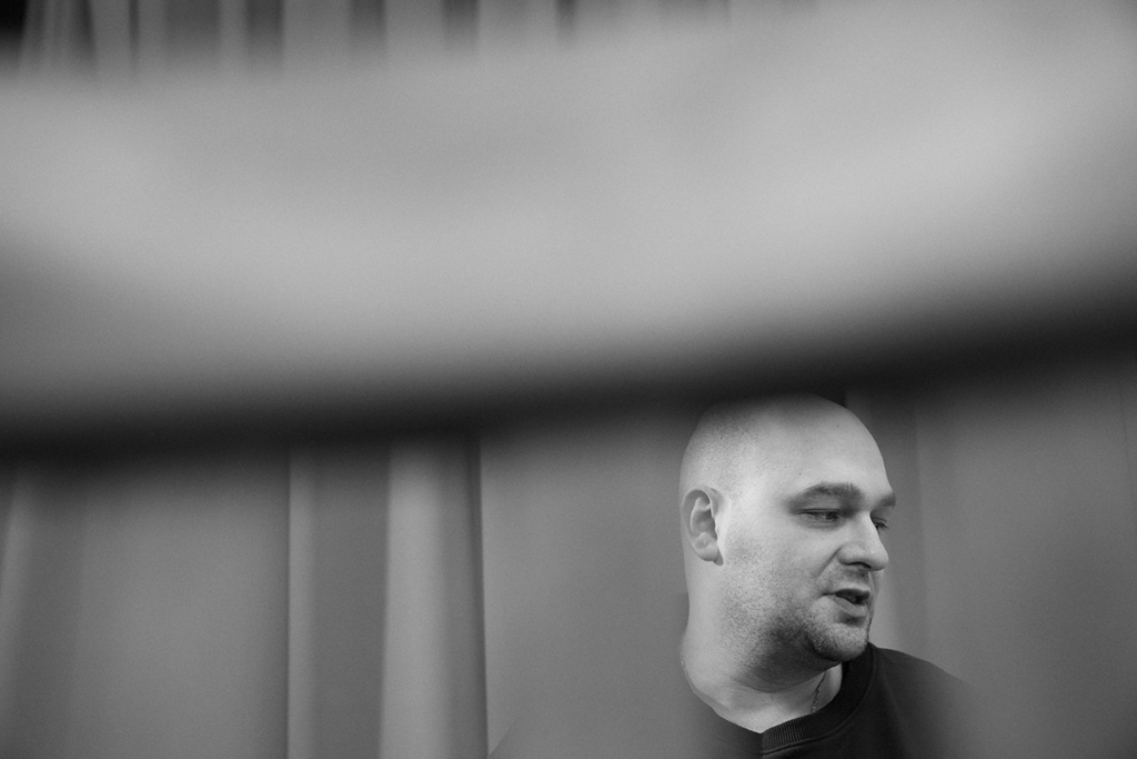 Черно-белый портрет молодого мужчины