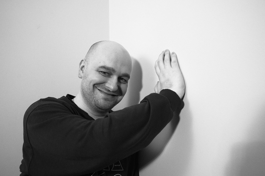 Черно-белый портрет молодого мужчины