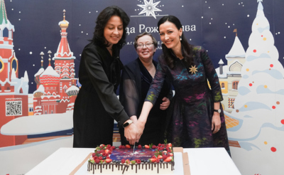 Три молодых женщины разрезают торт