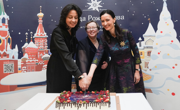 Три молодых женщины разрезают торт