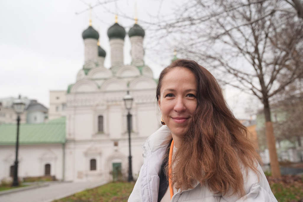 Портрет молодой женщины на фоне храма в Москве