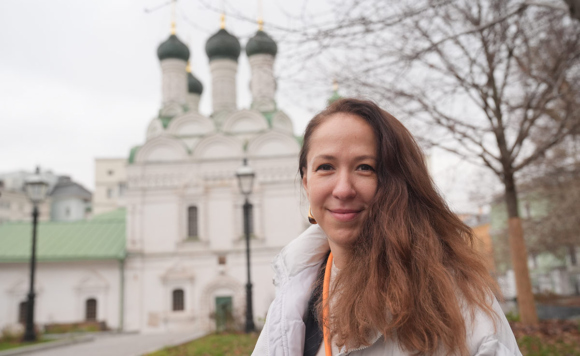 Портрет молодой женщины на фоне храма в Москве