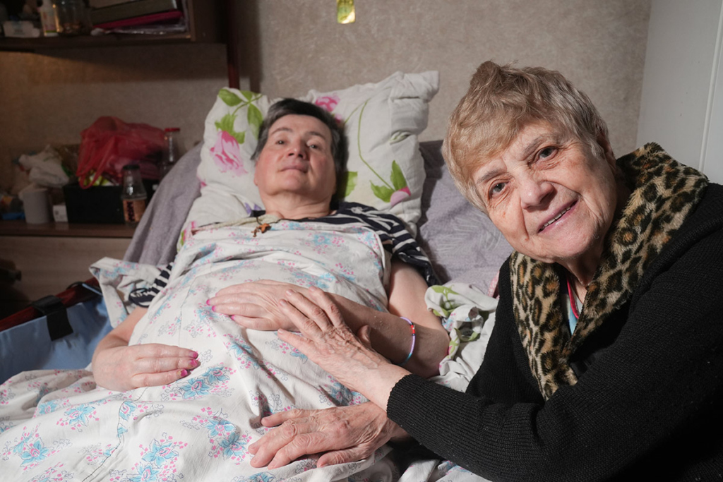 Пожилая мама и больная дочка