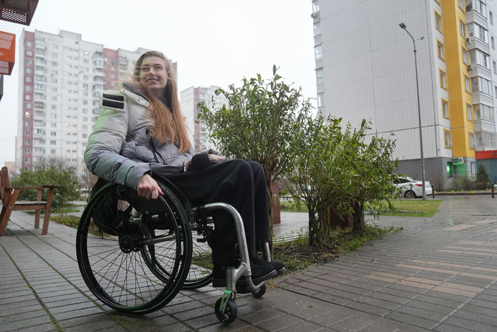 Девушка на коляске