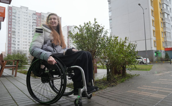 Девушка на коляске