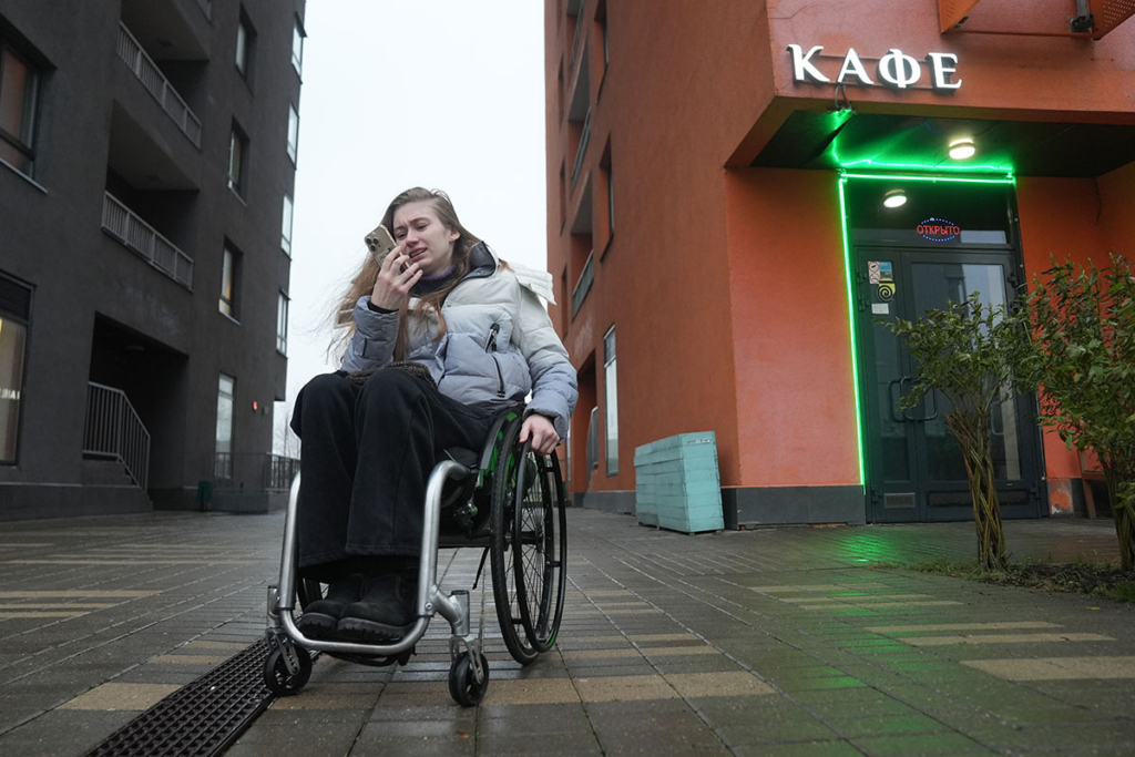 Девушка на инвалидной коляске