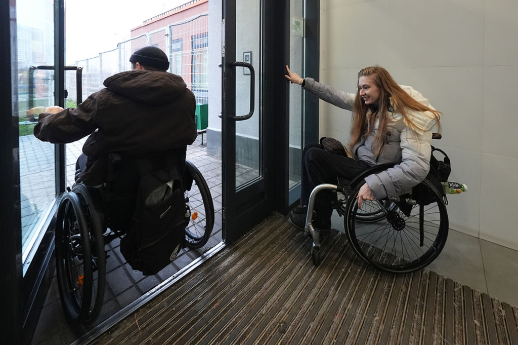 Девушка и юноша на инвалидных колясках