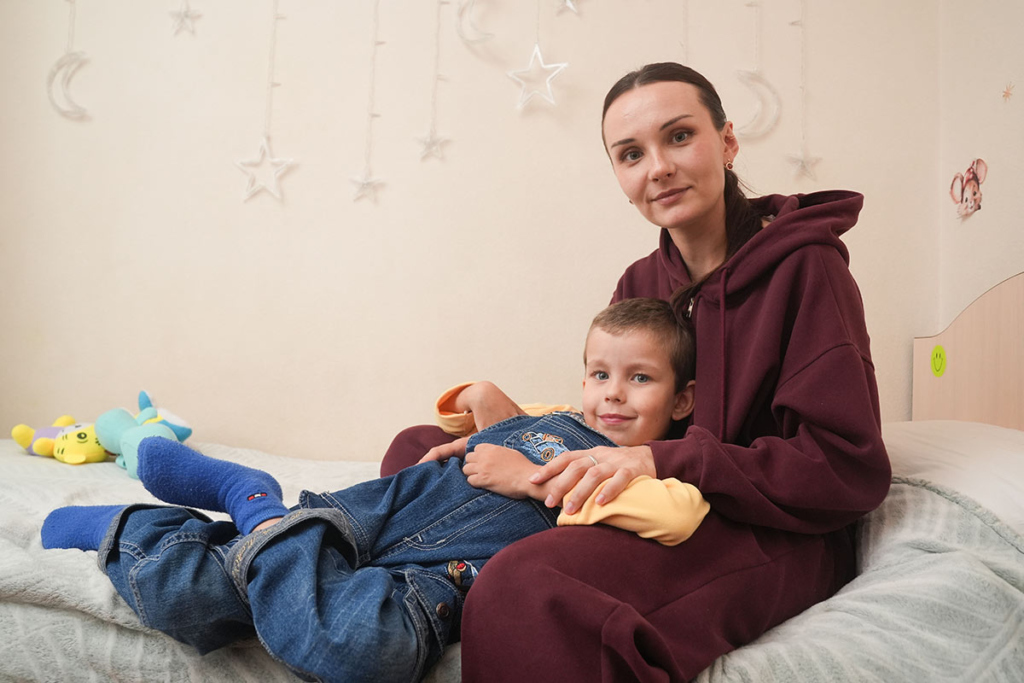 Мальчик с мамой