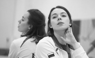 Черно-белый портрет молодой девушки