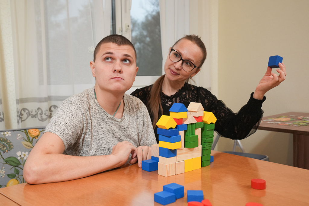 Юноша больной с РАС и тьютор