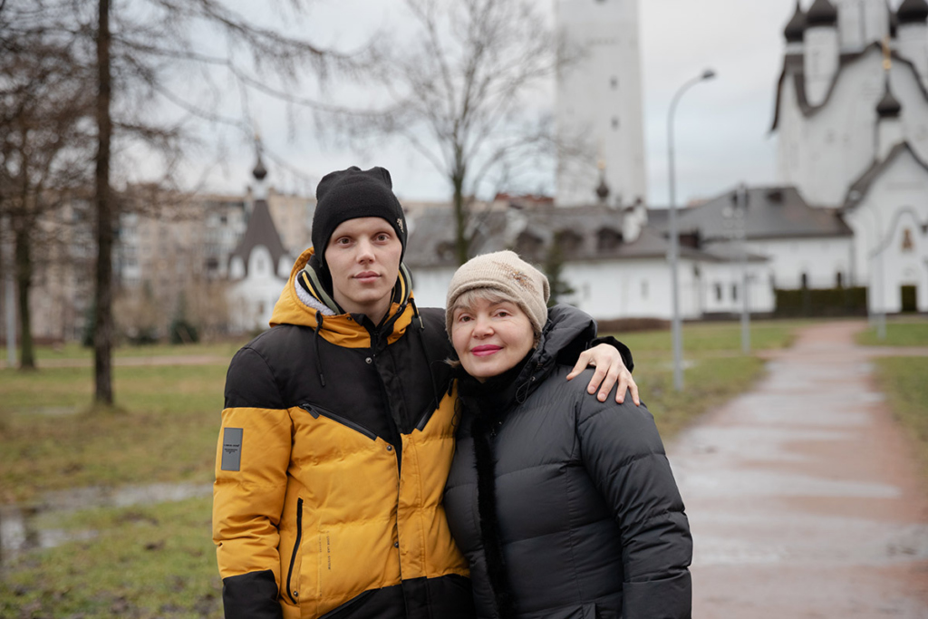 Юноша с мамой 