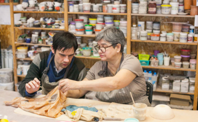 Юноша и мастер в керамической мастерской