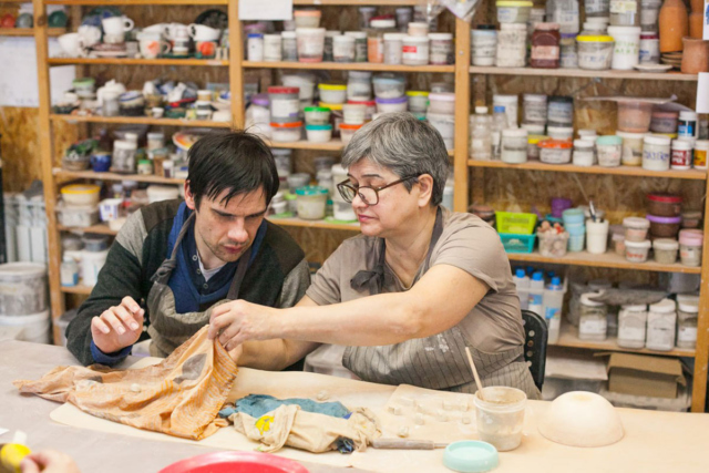 Юноша и мастер в керамической мастерской