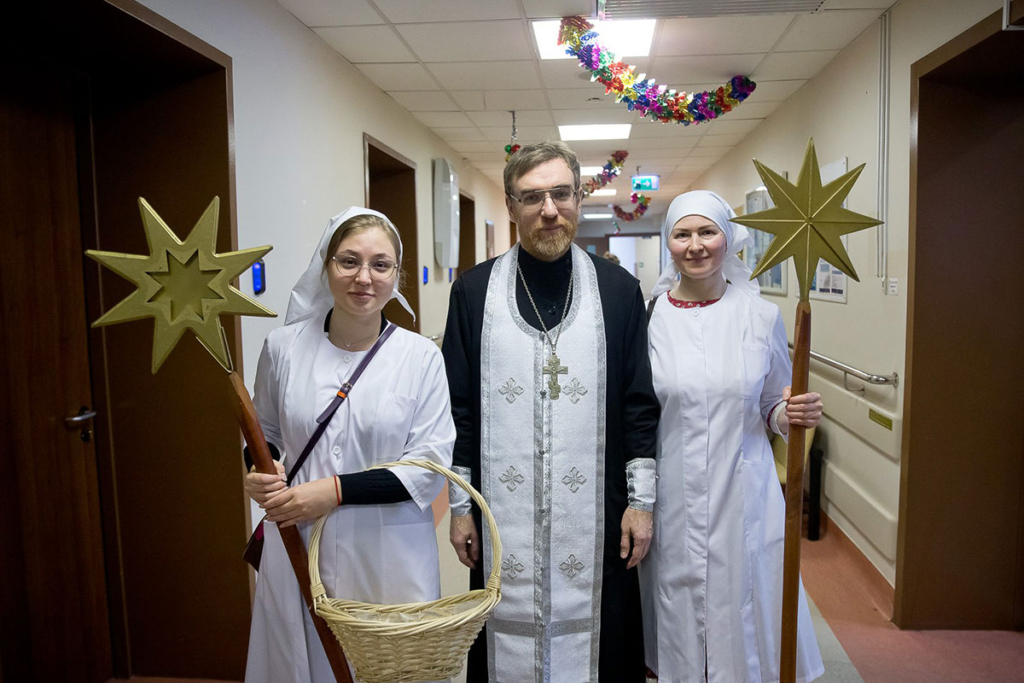 Священник с сёстрами милосердия в больнице