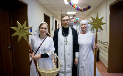 Священник с сёстрами милосердия в больнице