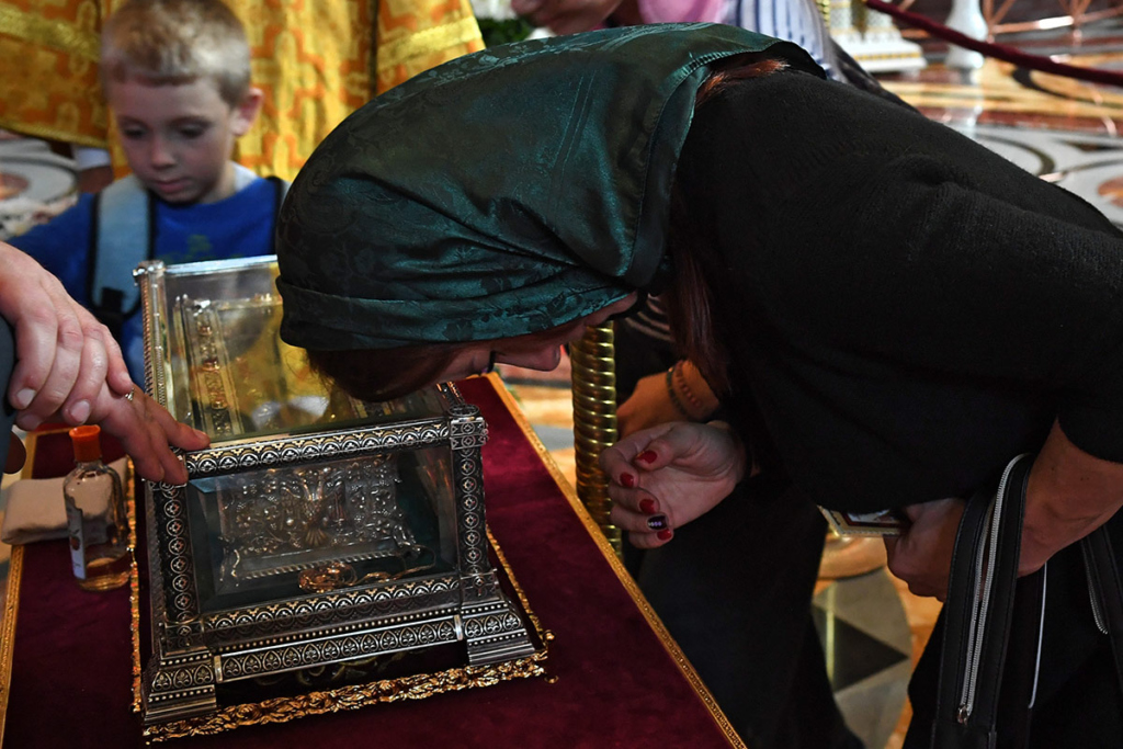Прихожане поклоняются мощам святителя Спиридона Тримифунтского, доставленным в Россию с греческого острова Корфу, в Храме Христа Спасителя