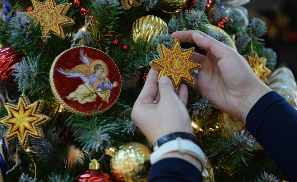 Новогодние игрушки на елке