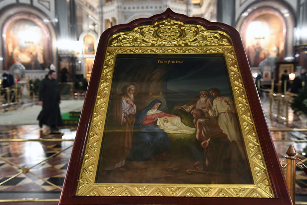 Икона «Рождество Христово» в храме Христа Спасителя в Москве перед началом Рождественского богослужения