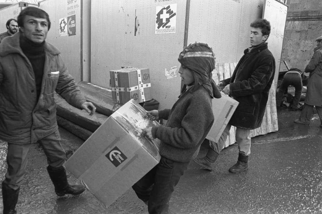 Временно устроенный центр организации «Врачи без границ» в зоне сильнейшего землетрясения в Армении 7 декабря 1988 года. Город Гюмри (бывший Ленинакан). Р. Мангасарян / РИА Новости, 25.12.1988 