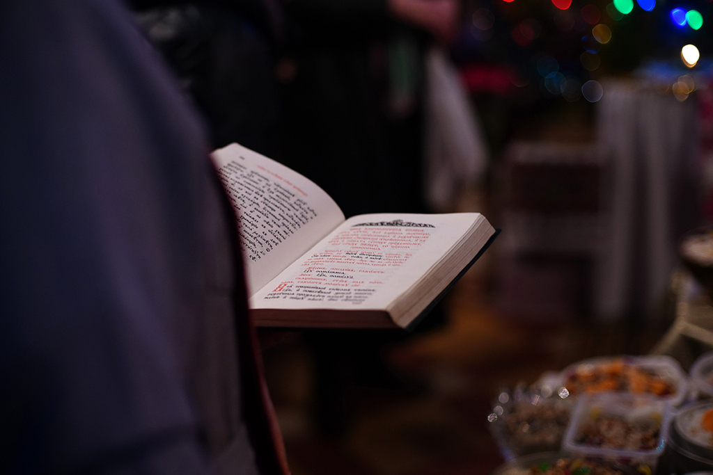 На Рождественской службе в храме в честь святителя Николая Чудотворца в станице Луганской