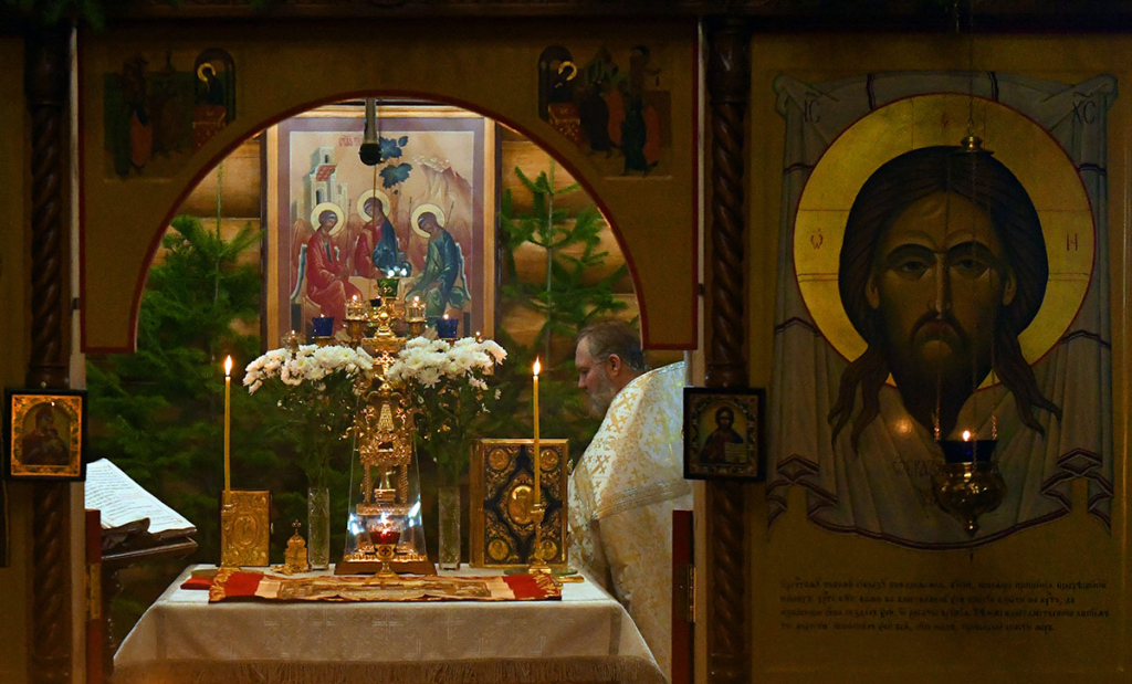 Рождественская служба в деревянной Знаменской православной церкви в Дивногорске Красноярского края