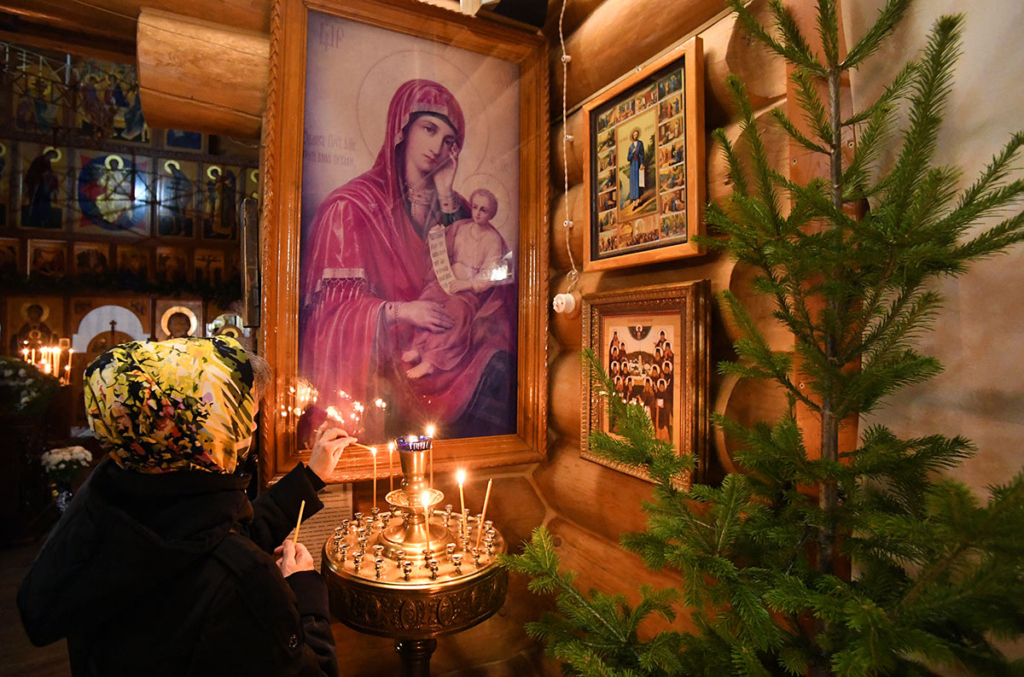 Верующая во время Рождественской литургии в деревянной Знаменской православной церкви в Дивногорске Красноярского края.