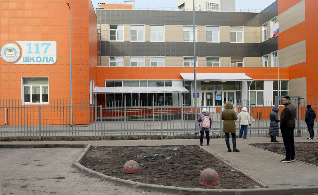 Родители у входа на территорию школы №117 в Нижнем Новгороде, где между учениками 8-го класса произошел конфликт. В результате конфликта один из учащихся нанес колото-резаные ранения двум подросткам.