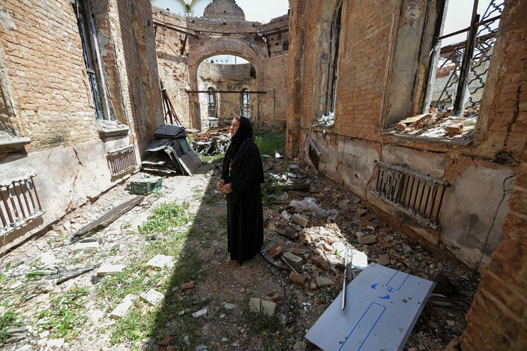 Игумения Анна в разрушенном Васильевском храме в Свято-Успенском Николо-Васильевском монастыре в селе Никольское Волновахского района ДНР