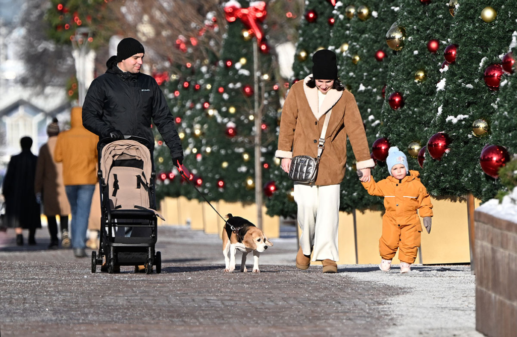 Горожане во время прогулки в районе Сокольники в Москве.