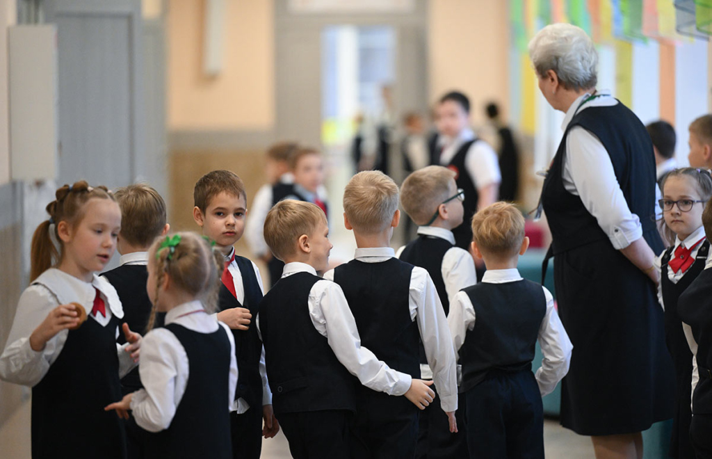 Ученики в коридоре во время перемены в гимназии №14 «Универсарий» в Новосибирске.