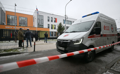 Автомобиль скорой помощи возле Успенской школы в поселке Горки-2 Московской области. В общеобразовательной школе в поселке Горки-2 Одинцовского округа школьник напал с ножом на учеников и охранника