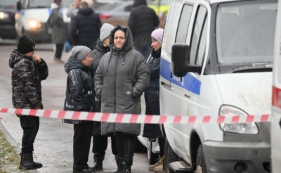 Местные жители возле Успенской школы в поселке Горки-2 Московской области. В общеобразовательной школе в поселке Горки-2 Одинцовского округа школьник напал с ножом на учеников и охранника.