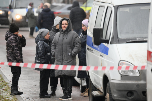 Местные жители возле Успенской школы в поселке Горки-2 Московской области. В общеобразовательной школе в поселке Горки-2 Одинцовского округа школьник напал с ножом на учеников и охранника.
