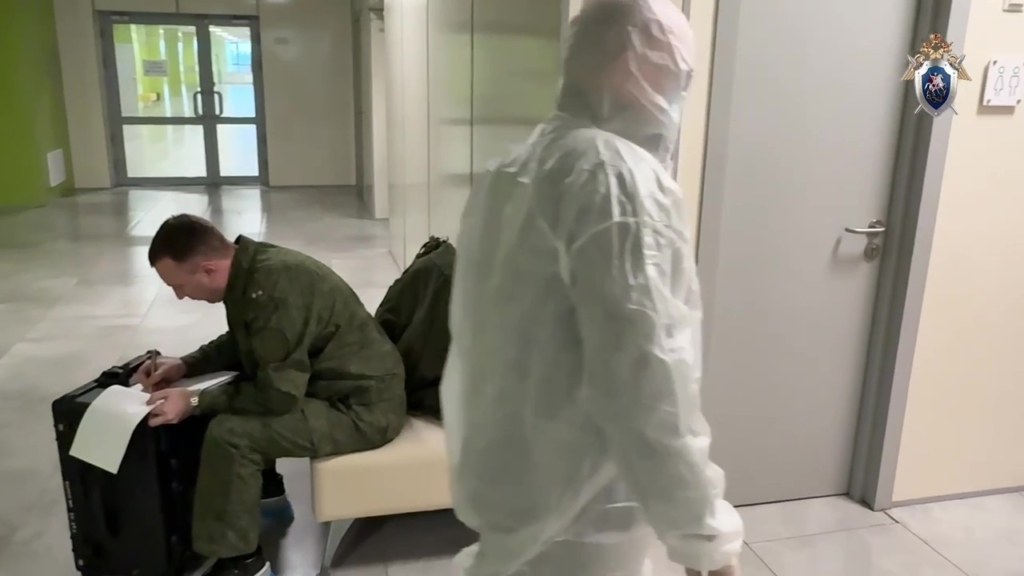 Следователи и криминалисты ГСУ СК по Московской области на месте происшествия в Успенской школе в поселке Горки-2 Московской области