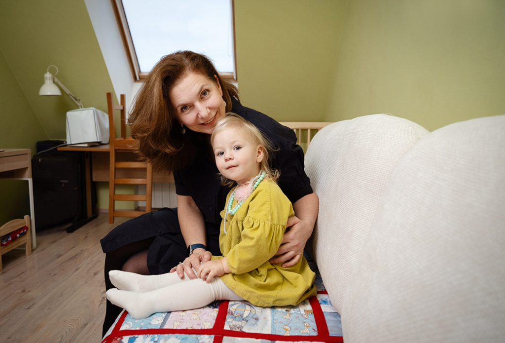 Молодая женщина с дочкой 