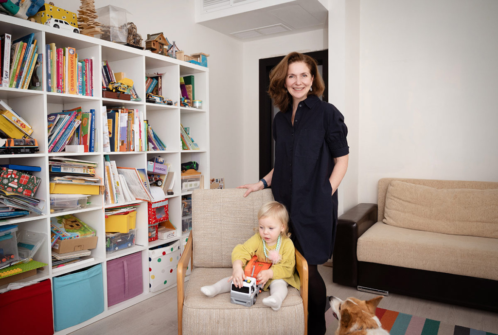 Молодая женщина с маленькой дочкой 