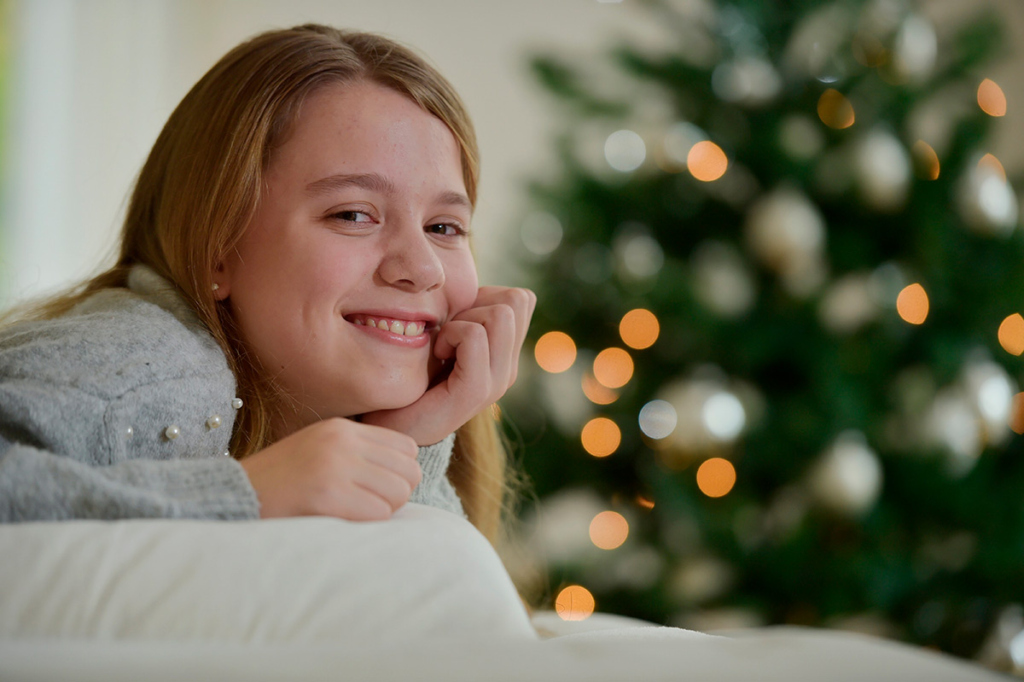 Девушка у Рождественской елки