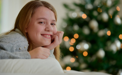 Девушка у Рождественской елки