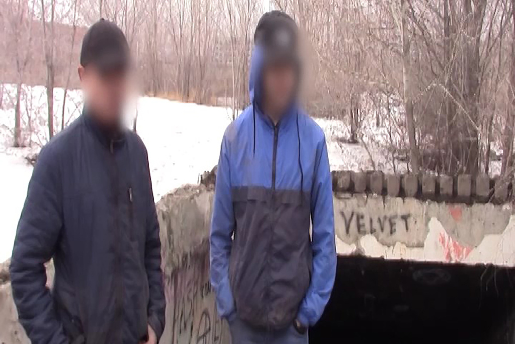 Во время задержания сотрудниками ФСБ РФ двух 14-летних подростков, планировавших совершить вооруженное нападение на школу.