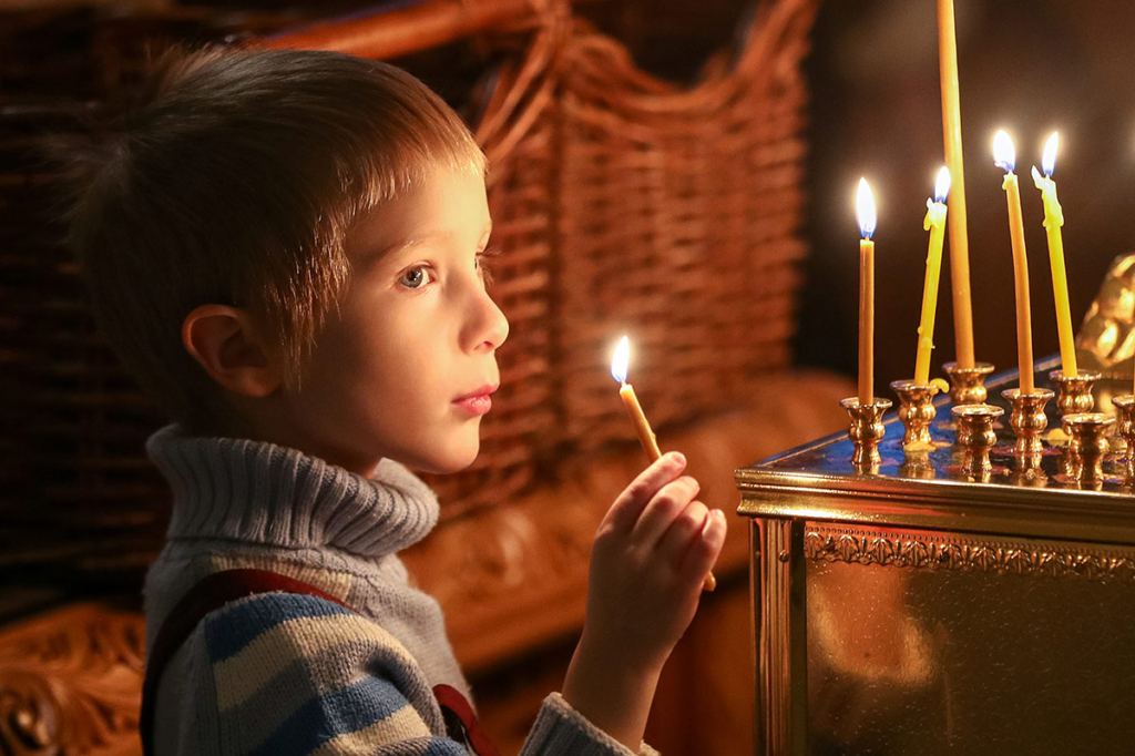 Мальчик в храме святителя Николая на Трех Горах в Москве