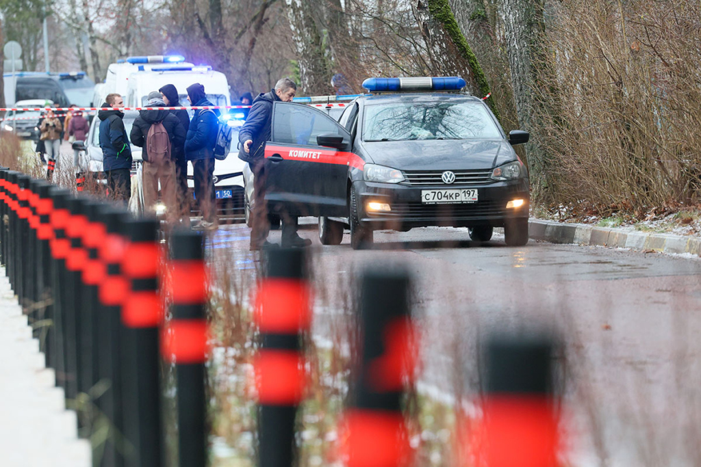 У школы «Успенская СОШ» в поселке Горки-2, Одинцово. Фото: Виталий Смольников/ТАСС, 16.12.2025