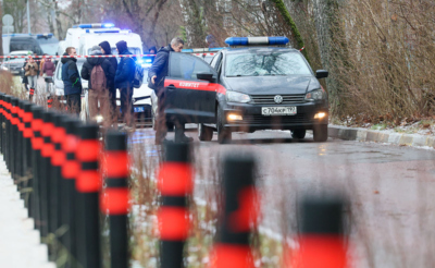 У школы «Успенская СОШ» в поселке Горки-2, Одинцово. Фото: Виталий Смольников/ТАСС, 16.12.2025