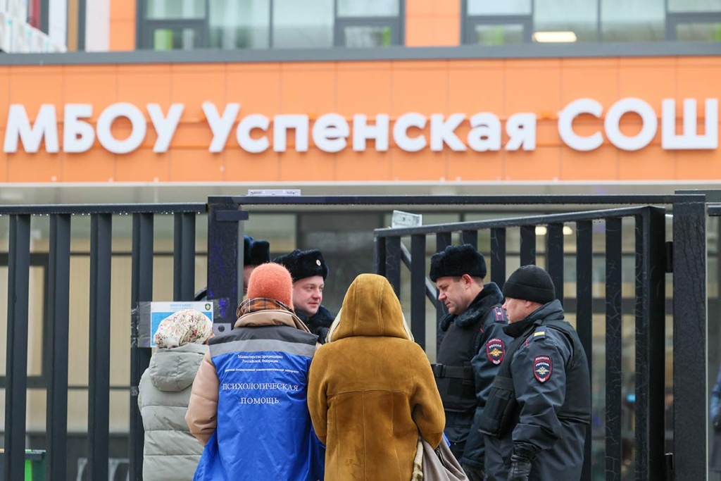 Московская область. Одинцово. Люди у здания школы. Утром подросток с ножом и газовым баллончиком совершил нападение на школу "Успенская СОШ" в поселке Горки-2. По последним данным, в результате происшествия погиб ученик четвертого класса, охранник получил ранения.