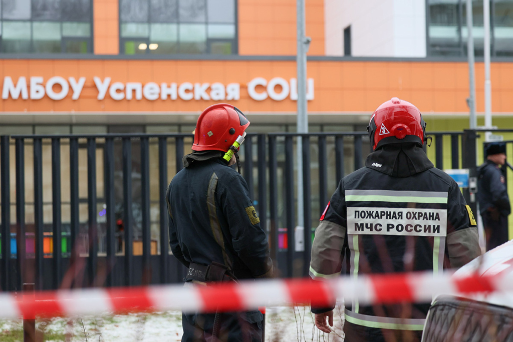 На месте нападения ученика на школу «Успенская СОШ» в поселке Горки-2, Одинцово